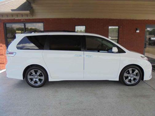 Super White 2018 Toyota Sienna SE