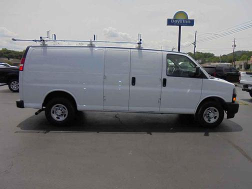 Summit White 2018 Chevrolet Express 2500 LT