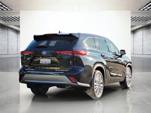 Midnight Black Metallic 2022 Toyota Highlander PLATINUM