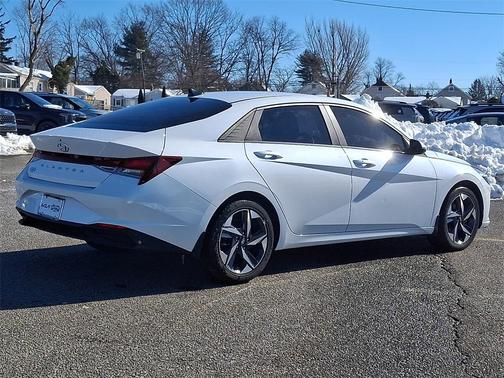 2023 Hyundai ELANTRA SEL