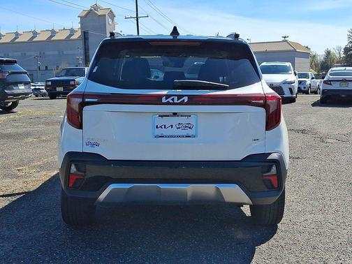 Clear White/Black Roof 2024 Kia Seltos S