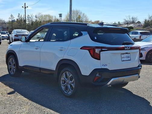 Clear White/Black Roof 2024 Kia Seltos S