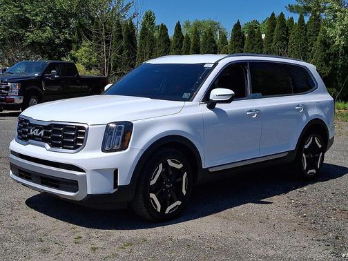 Glacial White Pearl 2024 Kia Telluride S