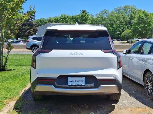 Snow White Pearl 2024 Kia EV9 Wind