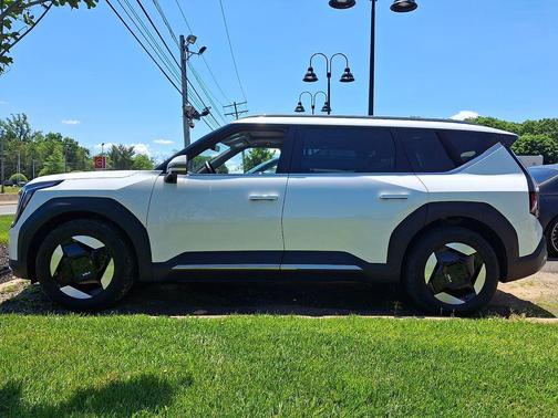 Snow White Pearl 2024 Kia EV9 Wind