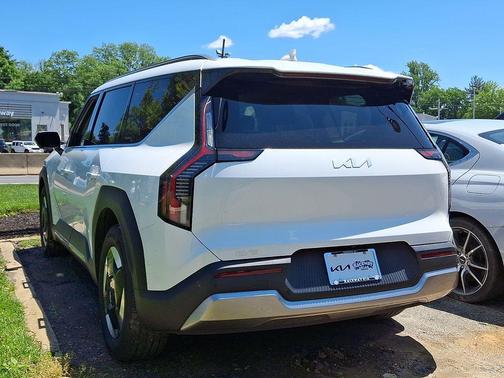 Snow White Pearl 2024 Kia EV9 Wind