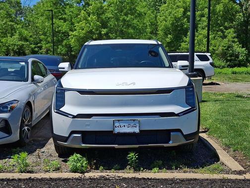 Snow White Pearl 2024 Kia EV9 Wind