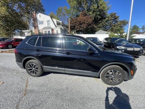 Deep Black Pearl Effect 2021 Volkswagen Tiguan 2.0T SE