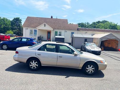 Tan 1998 Toyota Camry LE V6