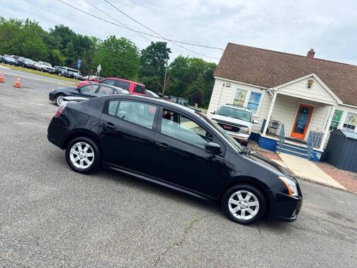 Black 2011 Nissan Sentra 2.0 SR