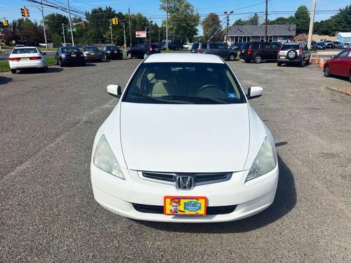 White 2005 Honda Accord LX 4dr Sedan