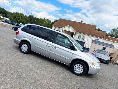 2005 Chrysler Town & Country Base