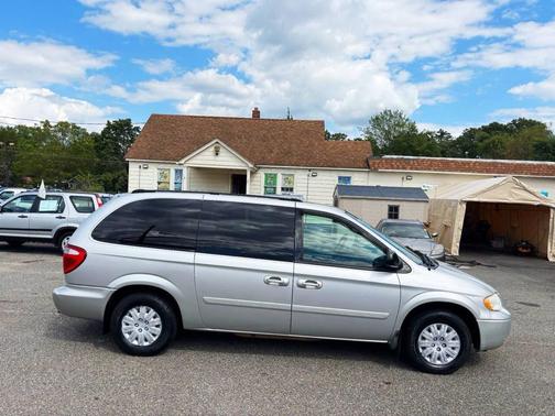 2005 Chrysler Town & Country Base