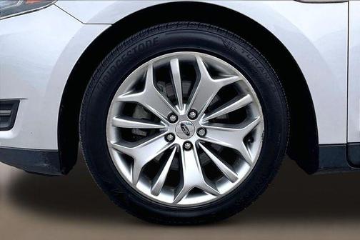 Ingot Silver 2018 Ford Taurus Limited