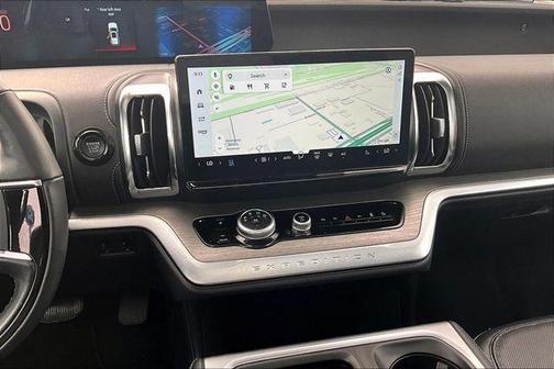 Oxford White 2025 Ford Expedition Platinum
