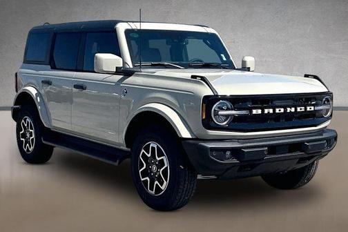 Desert Sand 2026 Ford Bronco Outer Banks