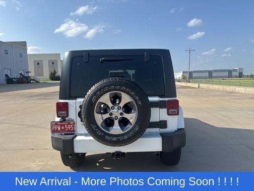 Bright White Clearcoat 2016 Jeep Wrangler Unlimited Sahara