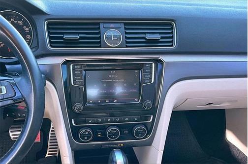 2017 Volkswagen Passat 1.8T R-Line