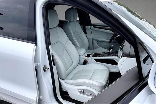 White 2018 Porsche Macan