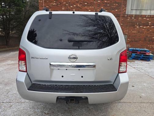 2011 Nissan Pathfinder LE