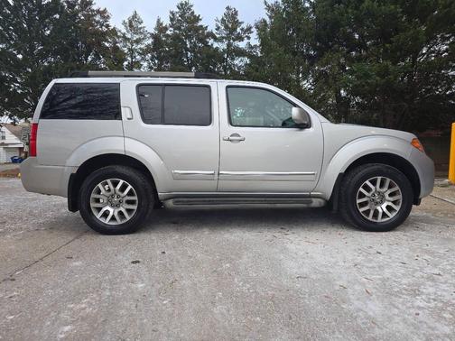 2011 Nissan Pathfinder LE