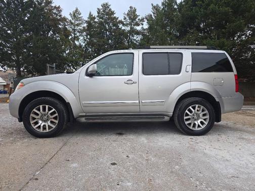 2011 Nissan Pathfinder LE