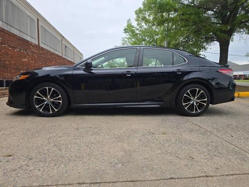 Midnight Black Metallic 2018 Toyota Camry SE