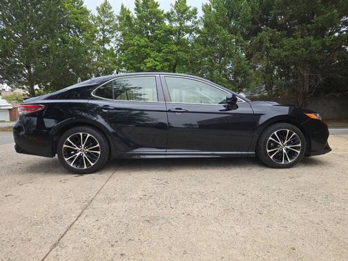 Midnight Black Metallic 2018 Toyota Camry SE
