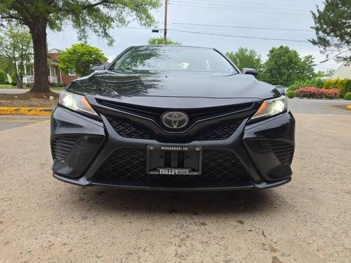 Midnight Black Metallic 2018 Toyota Camry SE