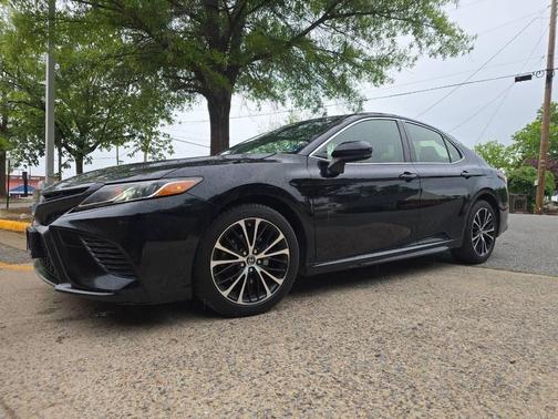 Midnight Black Metallic 2018 Toyota Camry SE