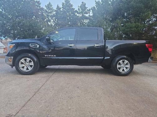 2017 Nissan Titan SV