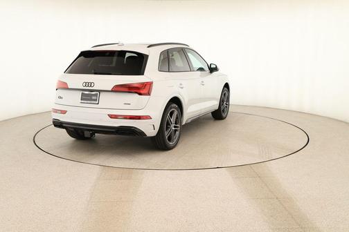 Glacier White Metallic 2025 Audi Q5 55 S line quattro Premium
