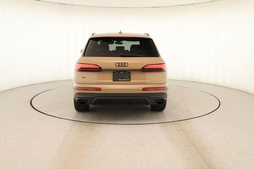 Sakhir Gold Metallic 2025 Audi Q7 45 Premium Plus