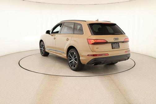 Sakhir Gold Metallic 2025 Audi Q7 45 Premium Plus