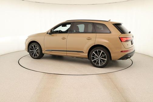 Sakhir Gold Metallic 2025 Audi Q7 45 Premium Plus