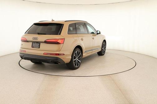 Sakhir Gold Metallic 2025 Audi Q7 45 Premium Plus