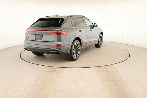 Daytona Gray Pearl Effect 2024 Audi Q8 55 Premium