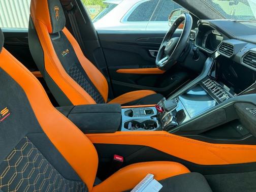 2021 Lamborghini Urus Pearl Capsule