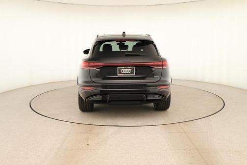 Mythos Black Metallic 2027 Audi Q6 e-tron Premium