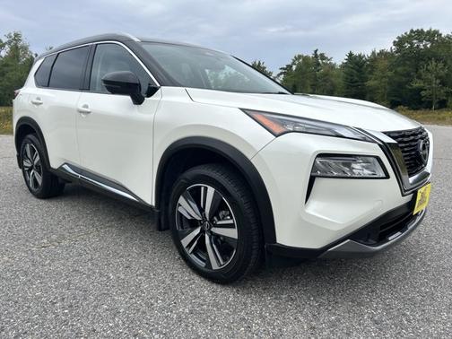 2 Tone White / Black Roof 2023 Nissan Rogue SL