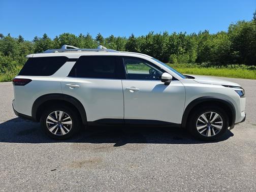 White 2023 Nissan Pathfinder SL