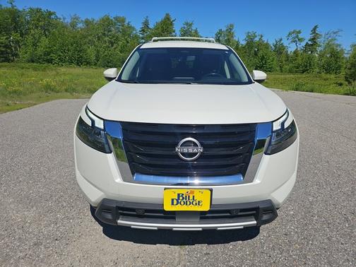 White 2023 Nissan Pathfinder SL