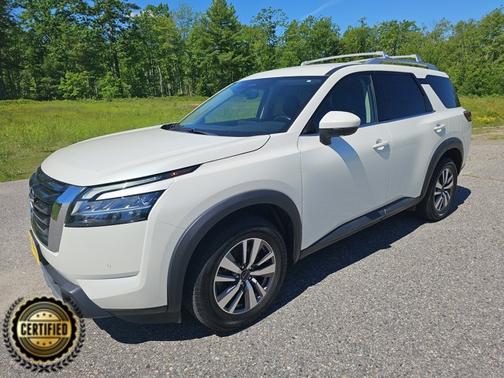 White 2023 Nissan Pathfinder SL