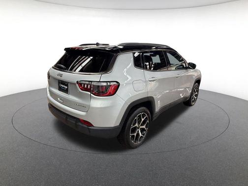 Silver Zynith Metallic Clearcoat 2025 Jeep Compass Limited