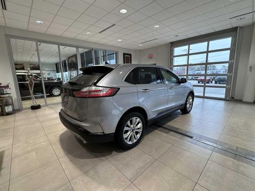 Iconic Silver Metallic 2022 Ford Edge Titanium