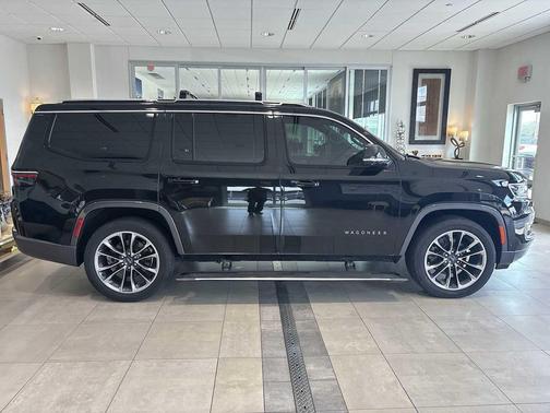 Diamond Black Crystal Pearl 2022 Jeep Wagoneer Series III