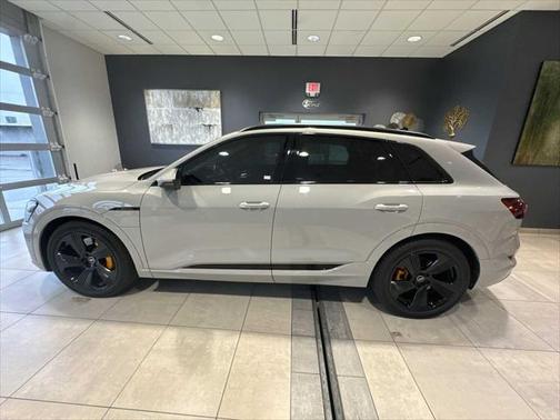 2022 Audi e-tron Premium Plus