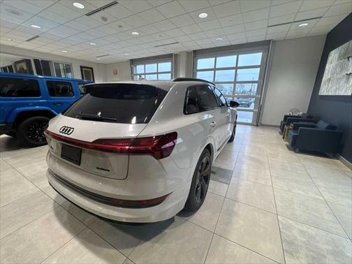 2022 Audi e-tron Premium Plus