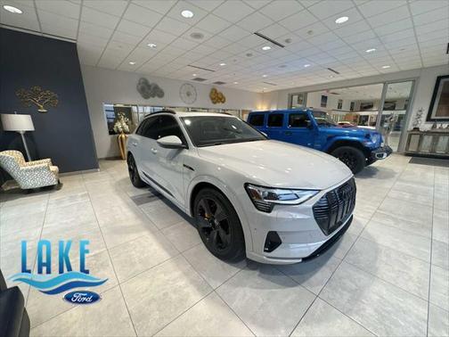2022 Audi e-tron Premium Plus