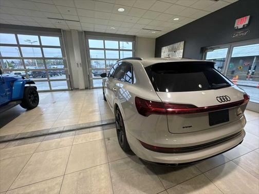 2022 Audi e-tron Premium Plus